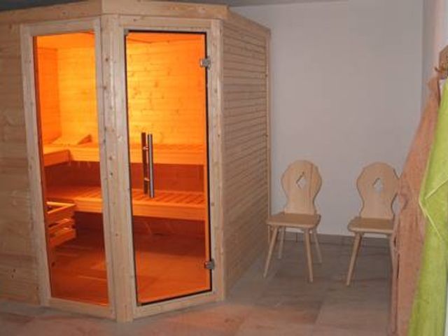 Sauna  im UG mit Relaxliegen und  Dusche